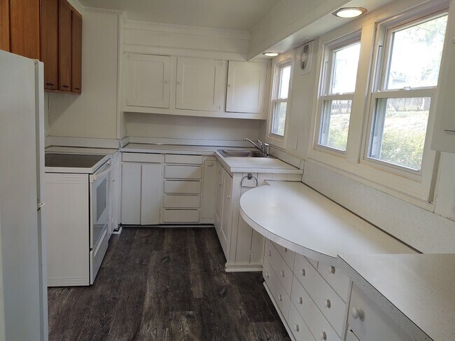 Building Photo - 712 1st St