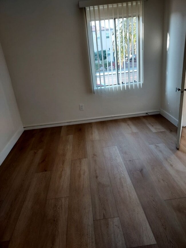 Building Photo - 2564 E. BROADWAY-