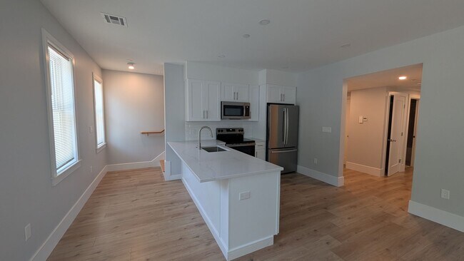 Building Photo - 122 Kenrick St
