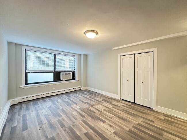 Building Photo - 450 W Wellington Ave