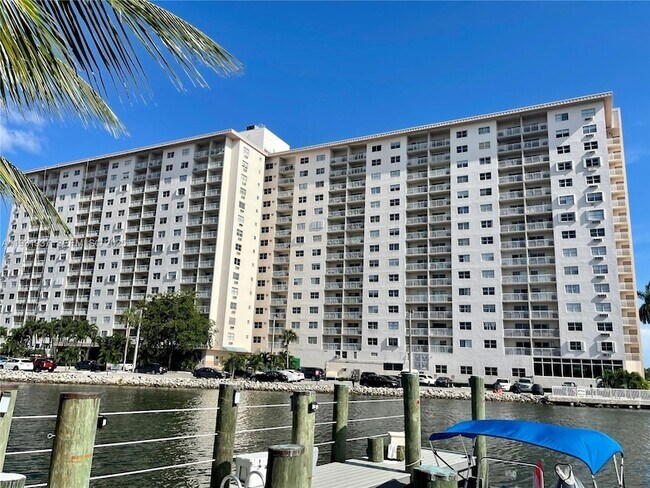 Building Photo - 400 Kings Point Dr