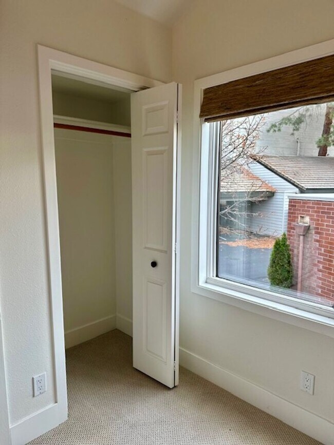 Building Photo - Riverfront Gated 2 Bedroom Luxury Condo!!