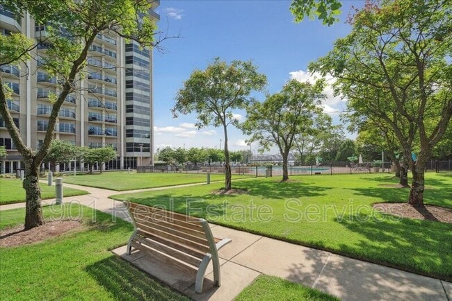Building Photo - 655 Riverside Dr