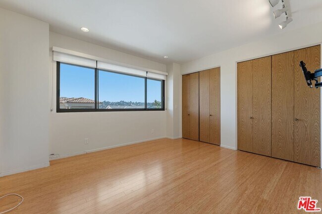 Building Photo - 2408 Venus Dr