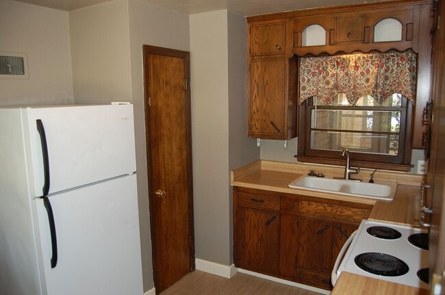 Building Photo - Solid stone ranch in south-central Lincoln!