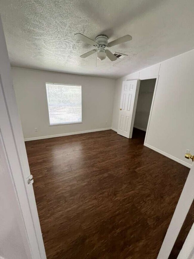 Building Photo - Large 4 bedroom 2 bathroom mobile home