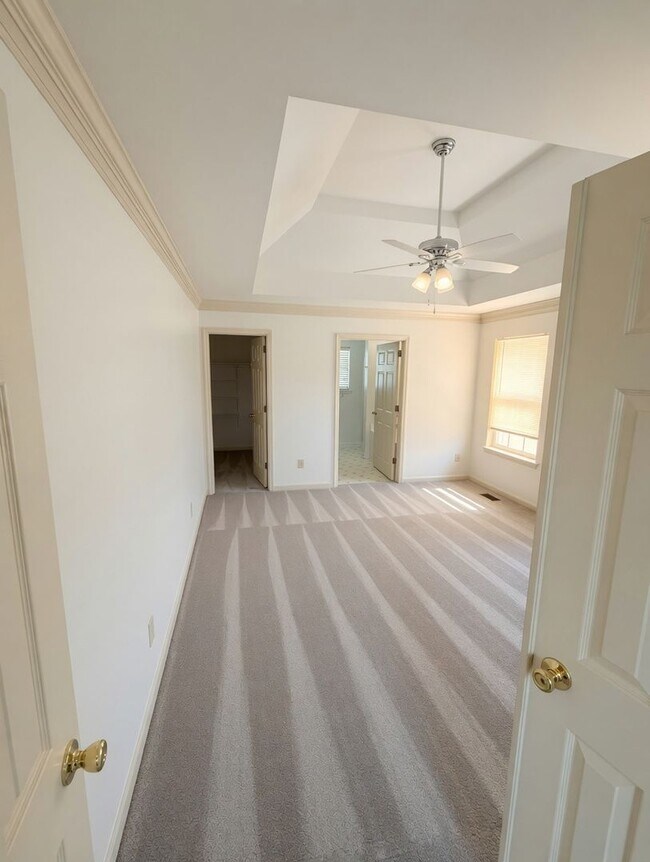 Building Photo - Spacious and beautiful Hendersonville home