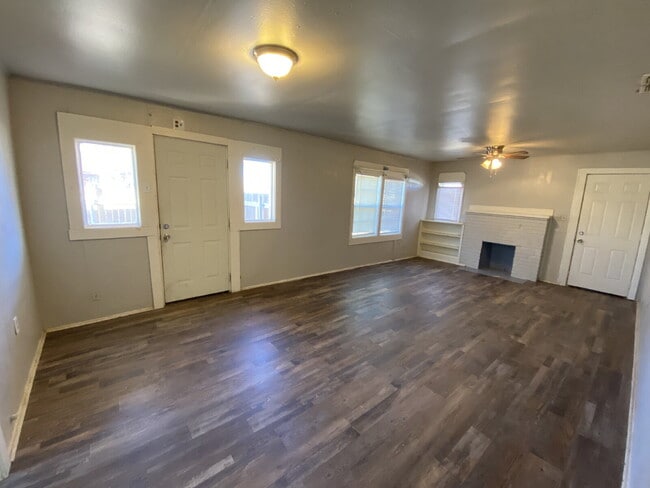 Building Photo - Spacious 2 Bed 1 Bath!