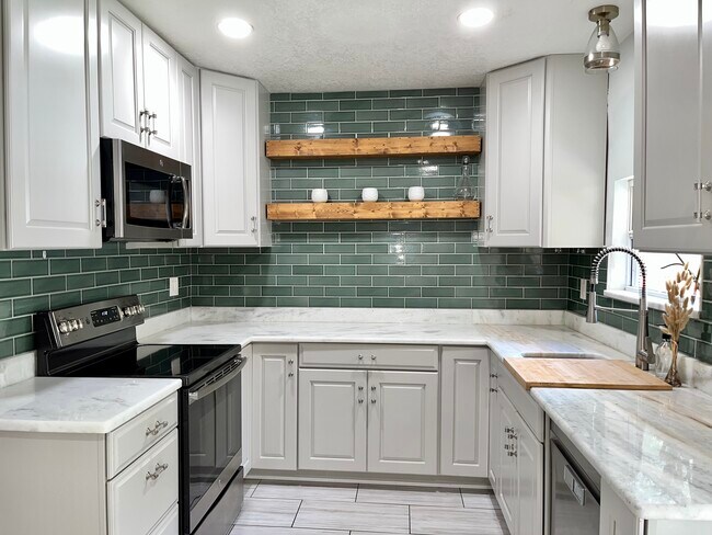 kitchen - 1208 E Hamilton Ave