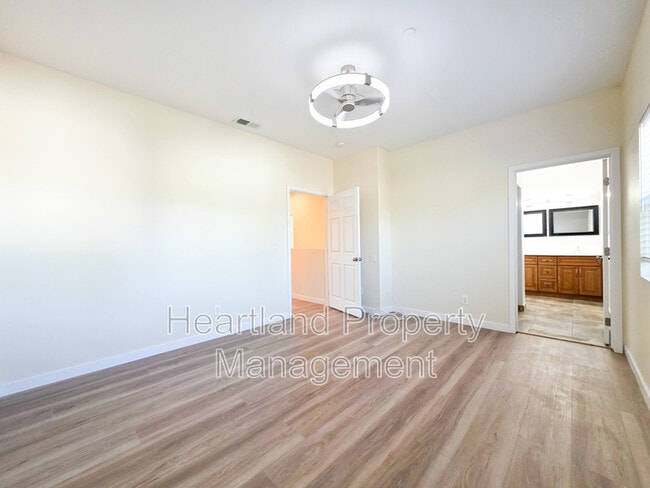 Building Photo - 690 N Grape St