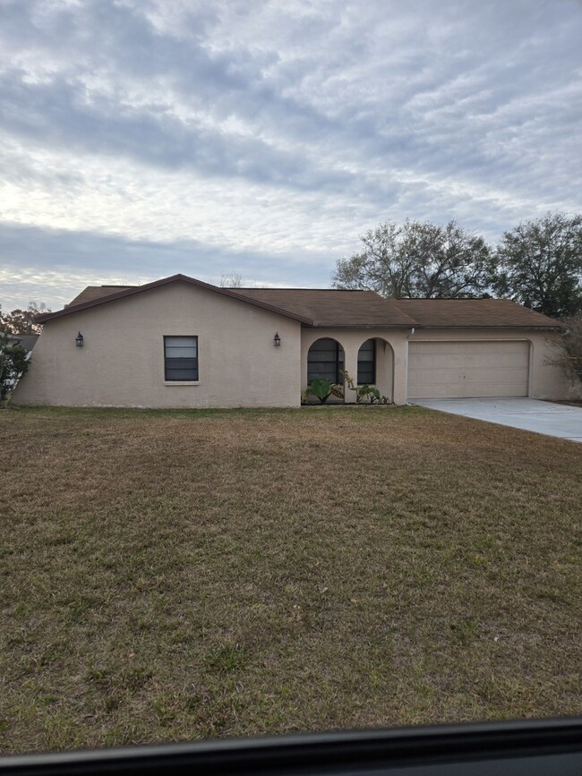 Building Photo - Beautiful 3-bed, 2-bath available today!