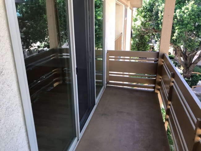 Building Photo - Awesome Remodeled Top Floor condo in Point Loma Tennis Club