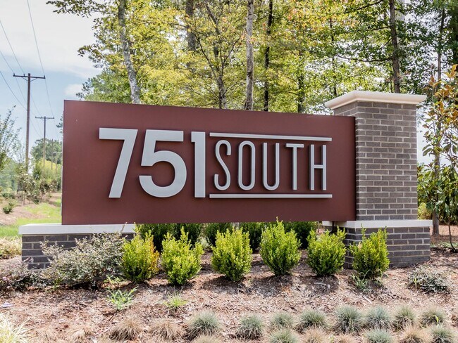 Building Photo - WOW!! One of the best Locations in one of the most desired neighborhoods