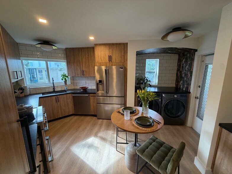 Building Photo - 818 SE 4th St