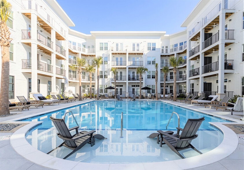 Primary Photo - Avalon at James Island