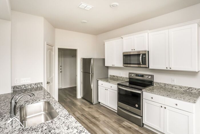 Building Photo - 1910 Hialeah Dr