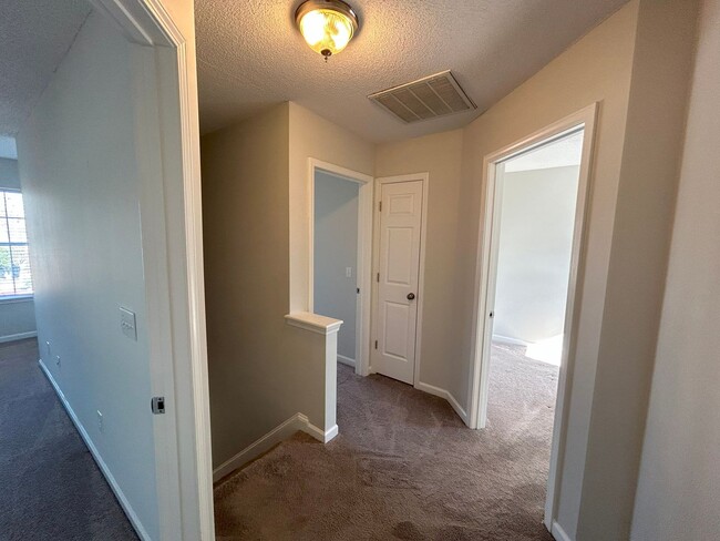 Building Photo - Updated 3 bedroom, 2 1/2 bathroom single f...