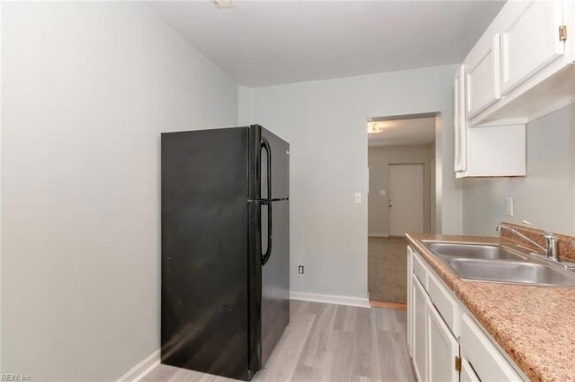 Building Photo - 1443 W 40th St
