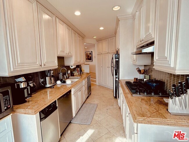 Building Photo - 750 S Bundy Dr