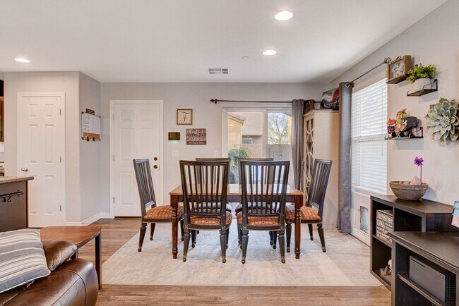 Building Photo - Stunning 3 Bed Home with Loft, Den & Upgraded Kitchen