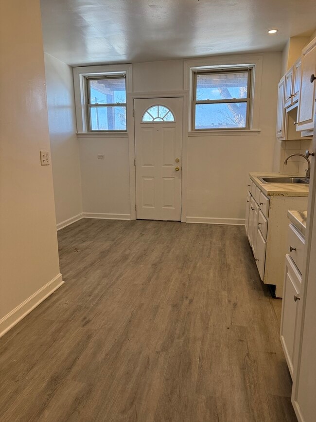 Building Photo - 2537 W 63rd St