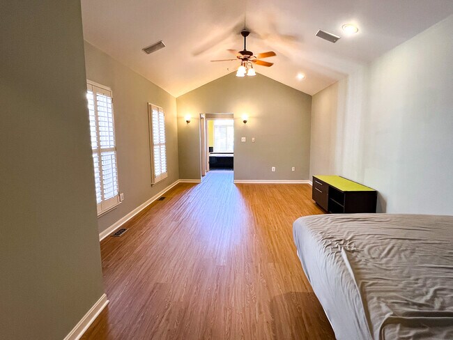 Building Photo - 557 Longhorn Crescent