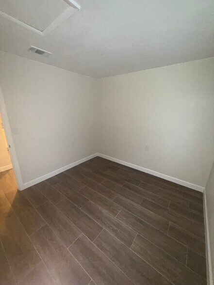 Building Photo - 7116 Oakwood Dr