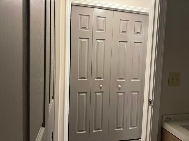 Building Photo - 355 S Main St