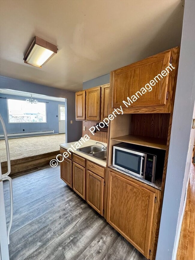 Building Photo - Pet friendly 2 bedroom house with a large lawn!