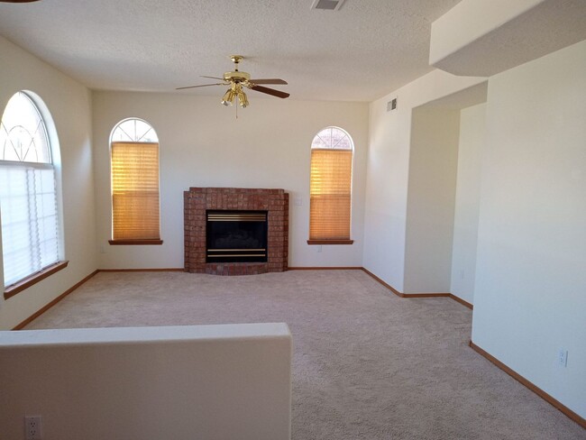 Building Photo - AVAILABLE NOW! 5 Bed 3 Bath- aprox  2700 s...