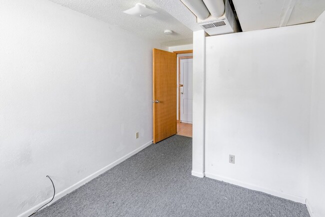 Building Photo - 804 W 18th St