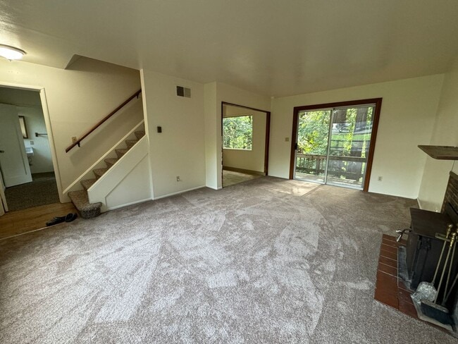 Building Photo - 4 bed/1.5 bath House with large backyard