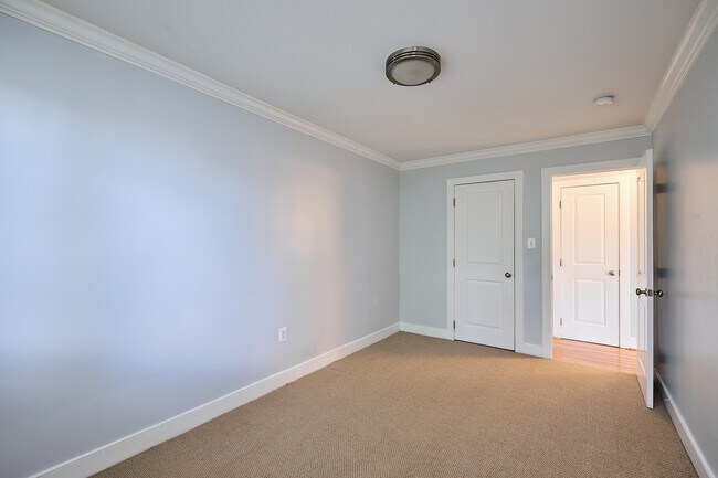 Building Photo - 2832 Hartford St SE