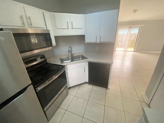 Building Photo - 2591 Malibu Cir