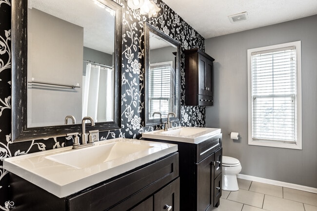 Building Photo - 8102 Fairway Dr