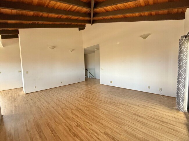 Building Photo - Pet friendly & Spacious - 3 Bedroom / 2 Ba...