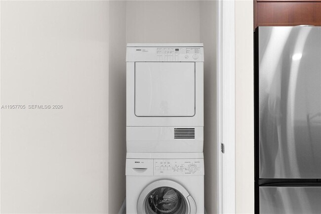 Building Photo - 20000 E Country Club Dr