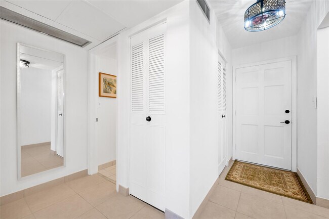 Building Photo - 2856 Garden Dr S