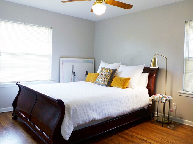 Building Photo - 310 West Mistletoe Avenue