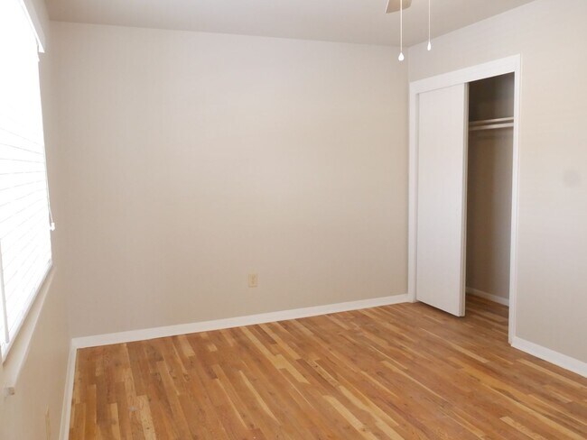 Building Photo - 4 Bed 2 Bath Home Available Now!