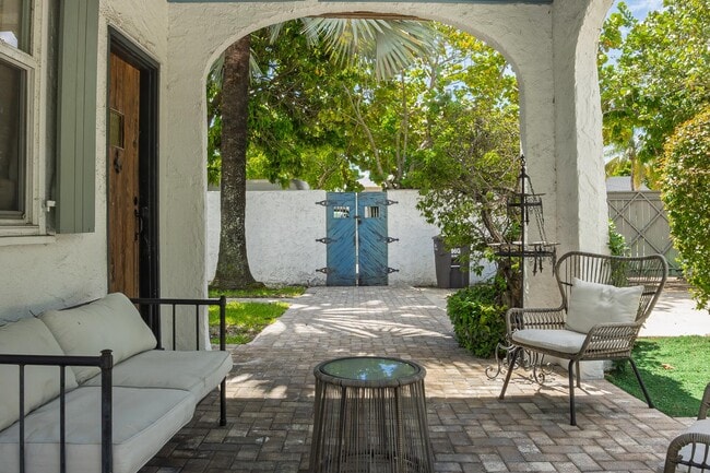 Building Photo - 717 Forest Hill Blvd