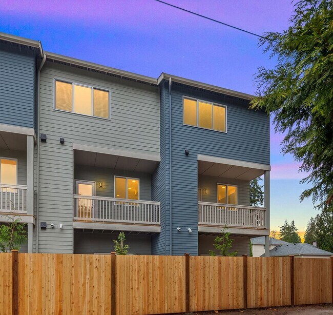 Building Photo - 4Bd/3.5Ba Shoreline Townhome