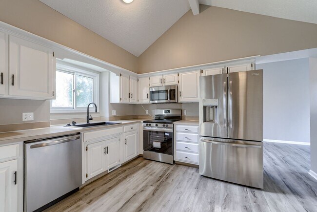 Building Photo - Fresh Updates & Prime Location Near Zorinsky!!