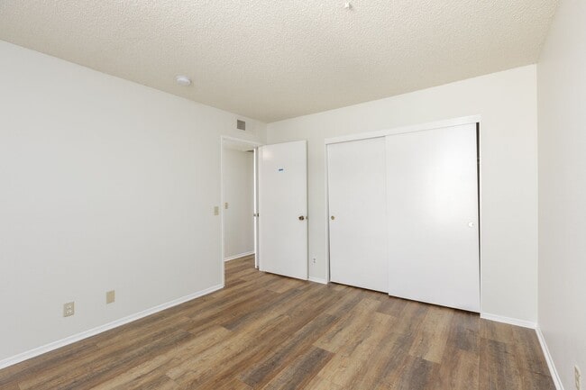 Building Photo - Spacious 2-Bedroom, 2.5-Bath Condo in Cano...