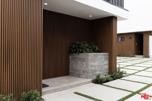 Building Photo - 921 N Mariposa Ave