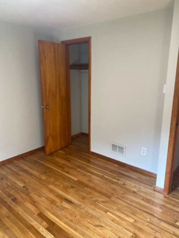 Building Photo - 412 Oak Ave