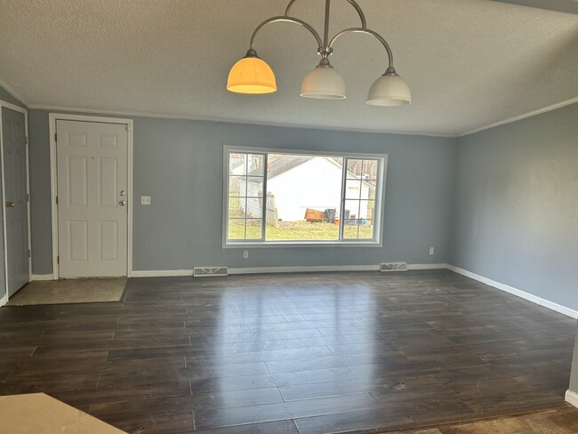 Building Photo - 1409 E Borley Ave