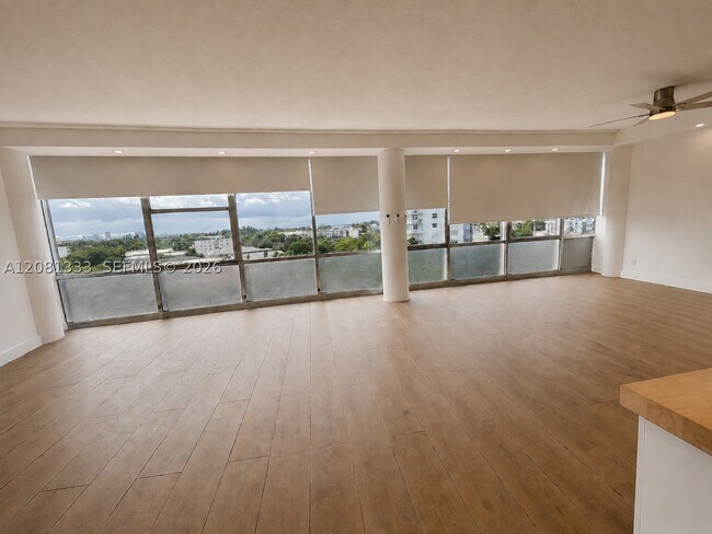 Building Photo - 900 Bay Dr E