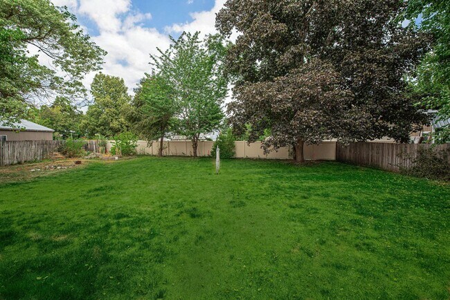 Building Photo - Spacious 3-Bed Home in Hayden Lake with La...