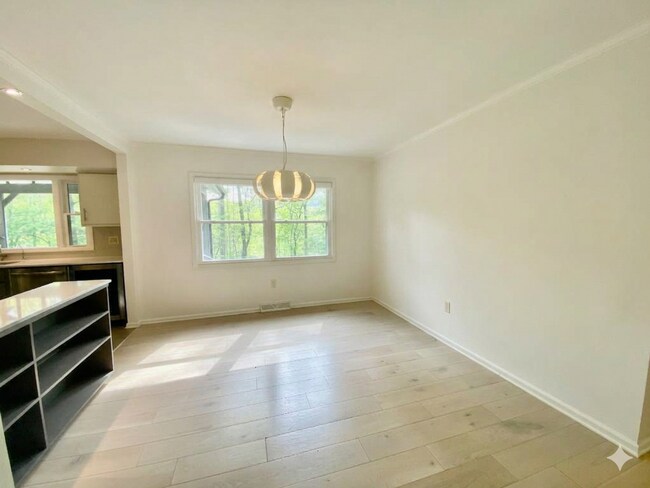Building Photo - East AVL - Mid Century Modern Beauty in Botany Woods!